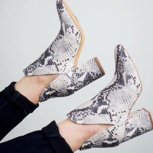 Madden Girl Steve Madden Rookie Pointed Toe Block Heel Boots Faux Snake Skin 8.5